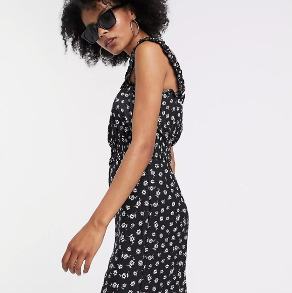 Topshop shirred jumpsuit in black floral - Picture 3 of 8